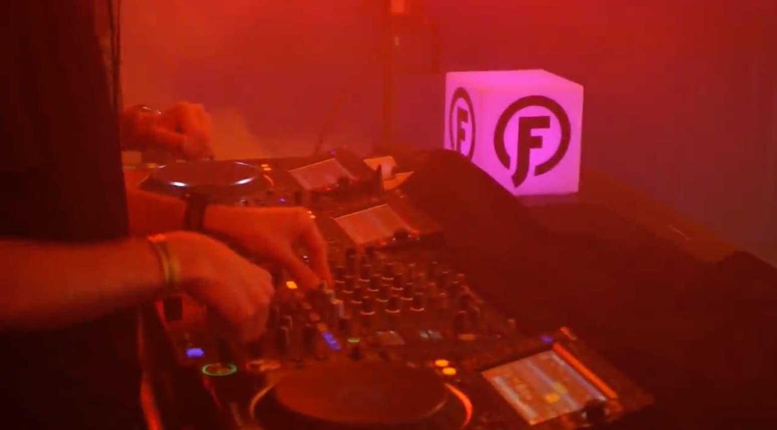 DJ BOOTH, REAL-TIME CAPTURE