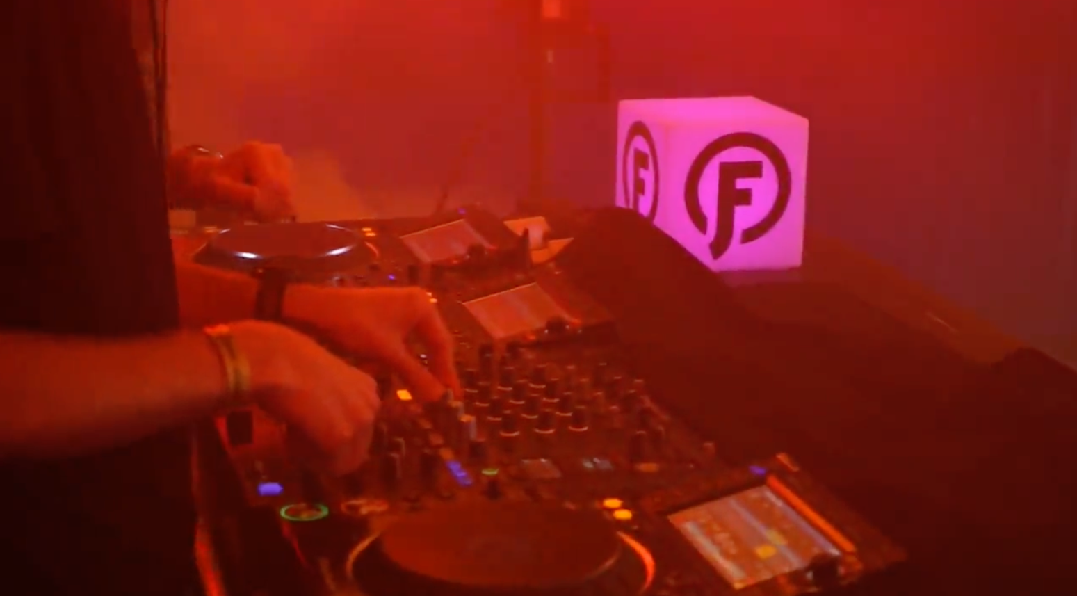 DJ BOOTH, REAL-TIME CAPTURE