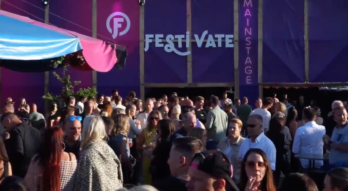 MAINSTAGE AT CAPACITY